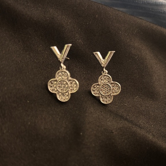 Jewelry - Elegant Silver Floral Drop Earrings lv